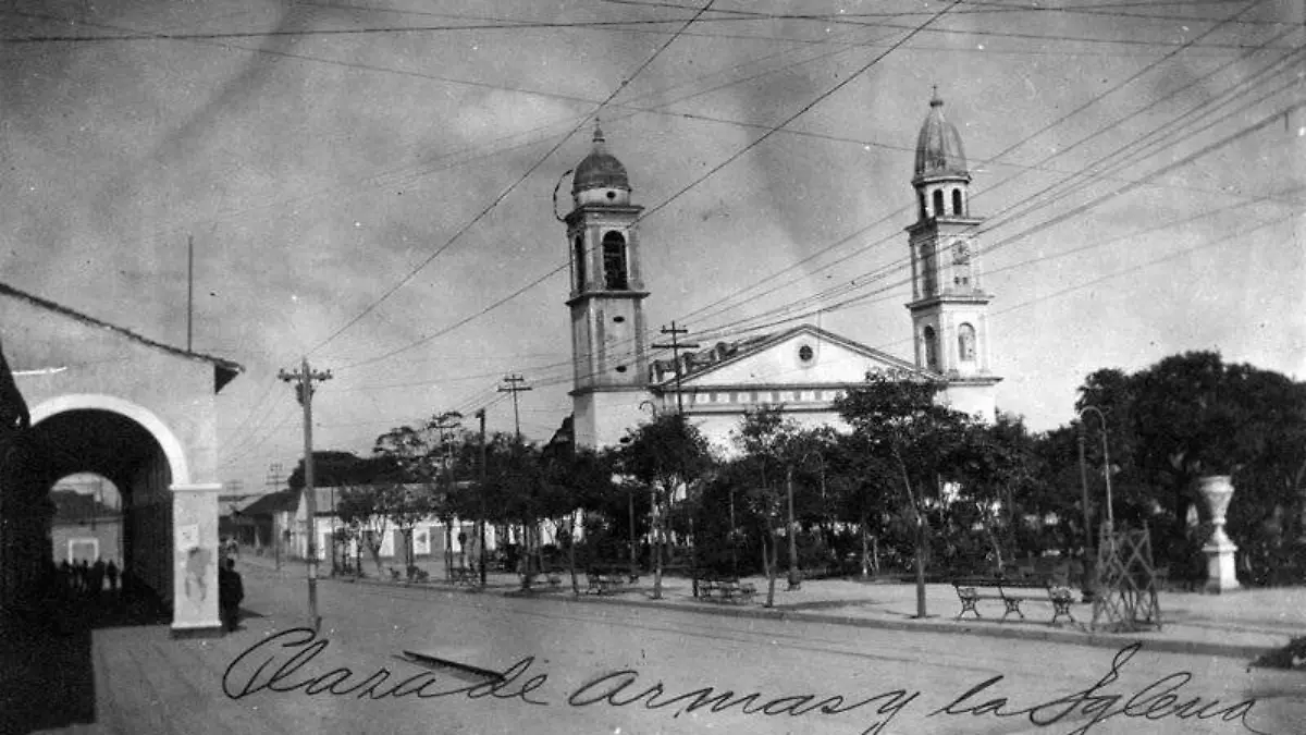 La plaza de Armas, la catedral y el primer palacio municipal de Tampico en 1910. Mediateca INAH